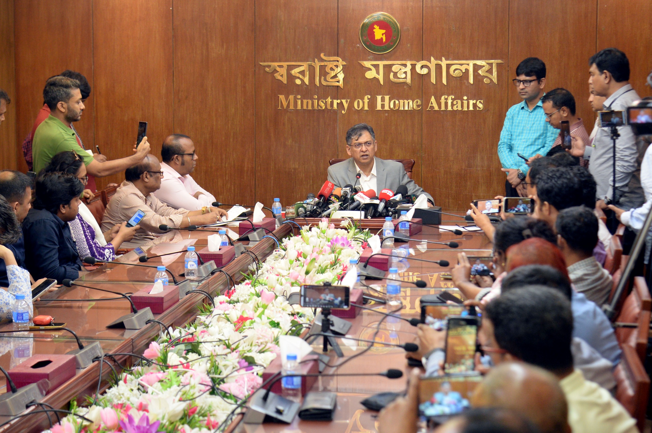 স্বরাষ্ট্র মন্ত্রণালয়ের সম্মেলনকক্ষে সমসাময়িক আইনশৃঙ্খলা পরিস্থিতি বিষয়ে আয়োজিত এক প্রেস ব্রিফিংয়ে